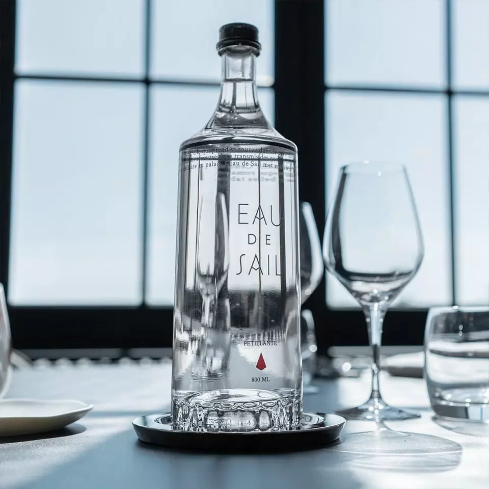 Eau de Sail est une eau minérale naturelle rare,
préservée depuis des millénaires, au coeur de la France à Sail-les-Bains. Conception de biens d'équipement pour l'industrie - Étude de faisabilité industrielle - Design Produit-Innovation-Design Industriel -Projet Demaneo - Agence de design industriel Lyon - Design Packaging Lyon